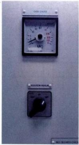 2398c44c79873ba74ce53a7353984628 图7-3 配电板式兆欧表和转换开关实物图